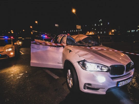 В Киеве разлетелся "крутой" внедорожник, водитель какого пробовал спастись от полицейской погони