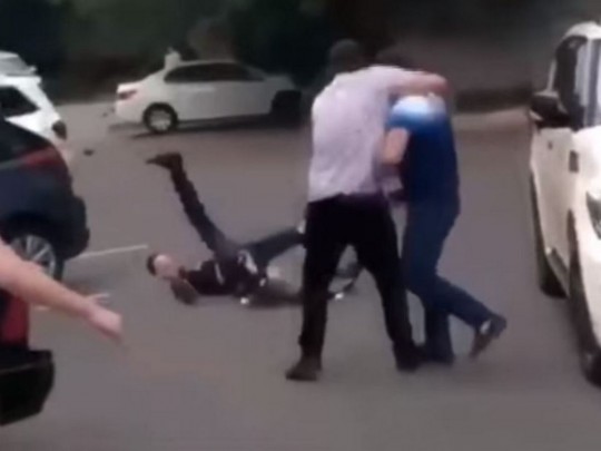 В киевском супермаркете хулиган беспричинно заездил мужчину с ребятенком(видео)