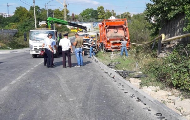 В Крыму мусоровоз протаранил 15 автомобилей