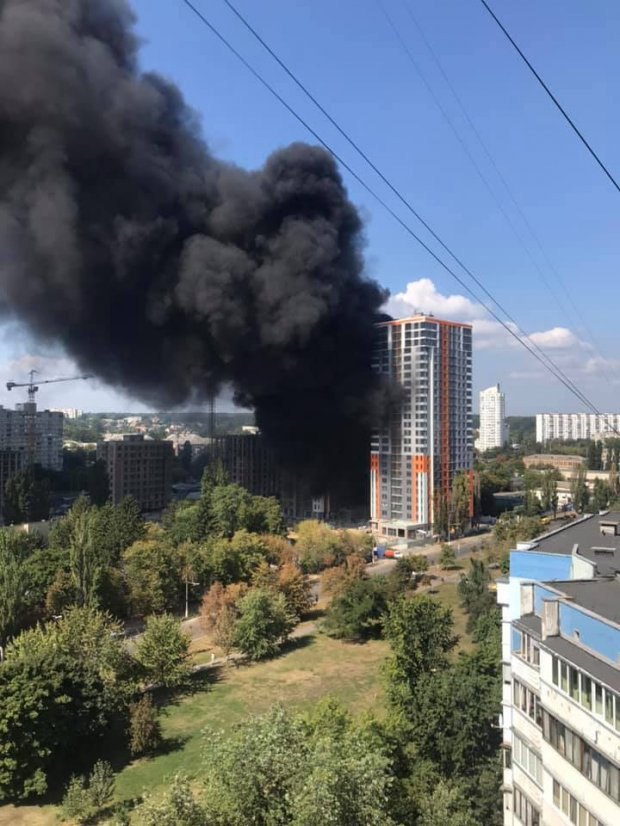 В Киеве пламенел дом в недостроенном ЖК на Бережанской(освежено)