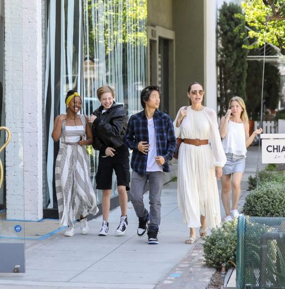 Анджелина Джоли на прогулке с ребятенками. Дочь актрисы надела ее платье