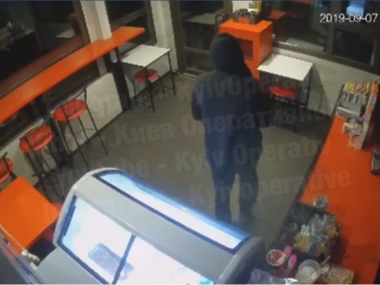 Подтибрил телефон у продавца: беспардонный вор влип на камеры в киевском кафе(видео)