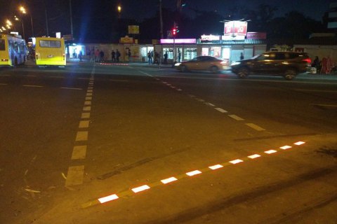 В Киеве возле ВДНХ выложили пешеходный переход LED-брусчаткой