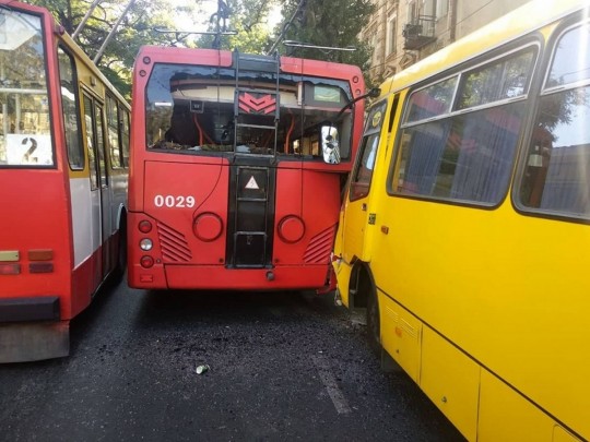 В фокусе Одессы столкнулись маршрутка и троллейбус, есть потерпевшие(фото)