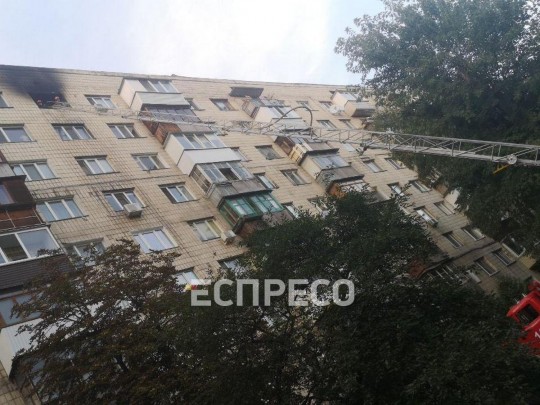 При пожаре в киевской многоэтажке погибла баба: первые фото и видео с места ЧП