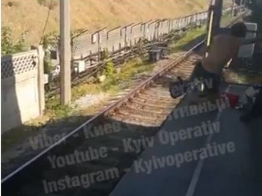 В Киеве неадекват спрыгнул на рельсы в метрополитен(видео)