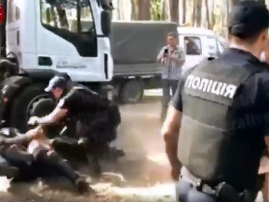 В Пуща-Водице киевляне обделали драку с полицией: что приключилось(видео)