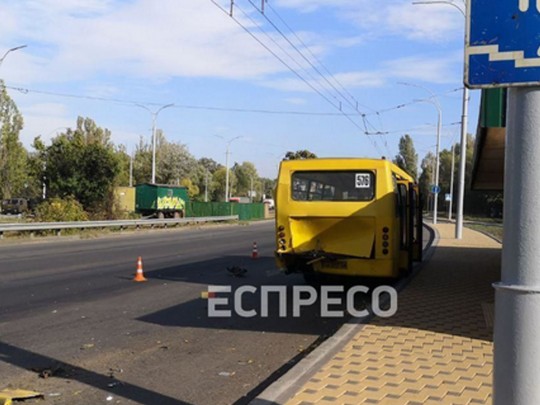 В Киеве грузовой микроавтобус въехал в маршрутку: есть потерпевшие(фото, видео)