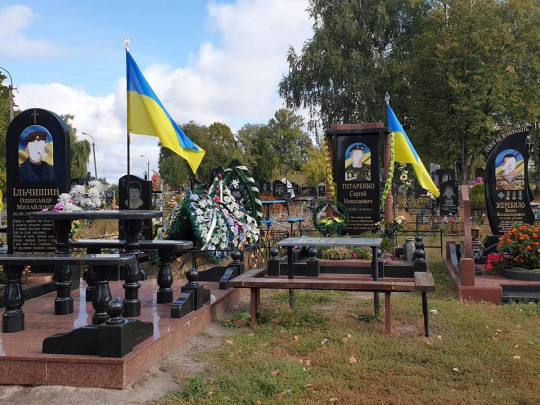 На Черниговщине вандалы испортили надгробные монументы погибших бойцов АТО(фото, видео)